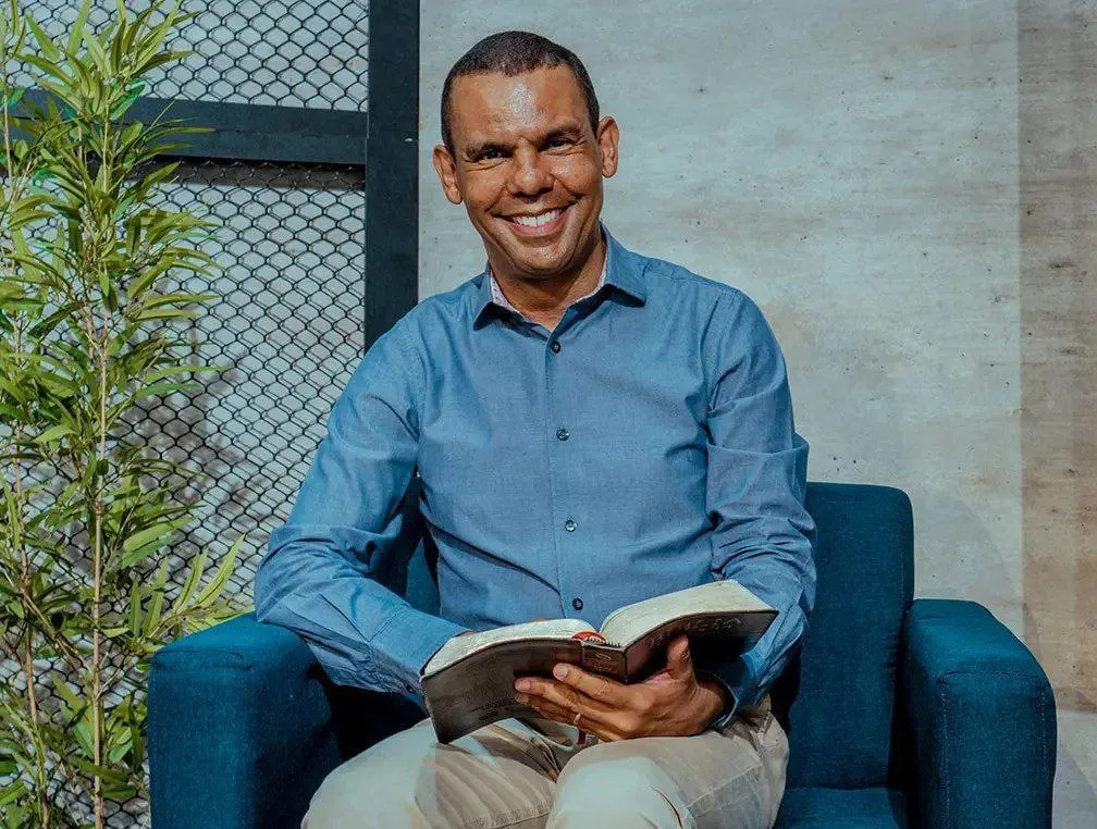 Capa: A Bíblia Comentada Rodrigo Silva: Download em Alta Definição Agora!